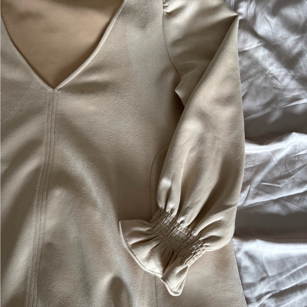 Tuckernuck bone suede Easton blouse Cream V-Neck Blouse with Puff Sleeves - Picture 9 of 12